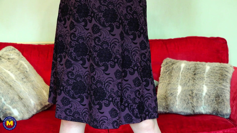 Mature NL: 大胸熟女tigger用力摩擦她的阴户直到她高潮