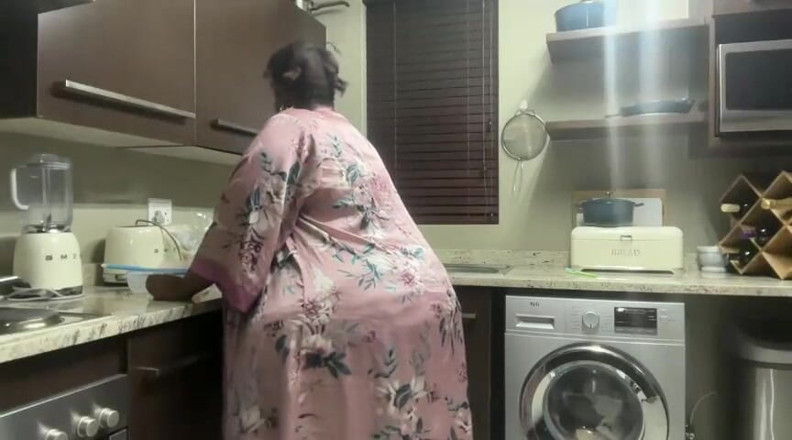 Legendary Booty Overdose: 부엌에서 신음하고 스트립하는 흑인 밀프