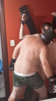 Sergeant Bear cornert jobber auf der wand