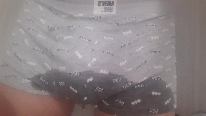 Orinadas_jmv54: Baie Piss în chiloți