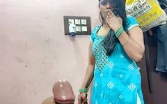 सौतेली मम्मी Pinki ने अपने सौतेले बेटे को नग्न पकड़ा, वह तंग पेनिस के लिए मदद करती है और मुंह में वीर्य निकालती है।