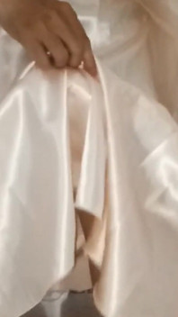 サテンオーガンザかわいいドレスを着ている女装子潮吹き