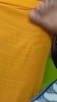 Bellissima indiana in Sari a colore giallo.
