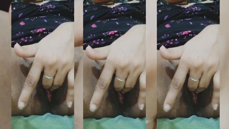 EMILYKIRAN: Meri Phudi bhi dekh lo 请我 Bohat Gareeb Hun