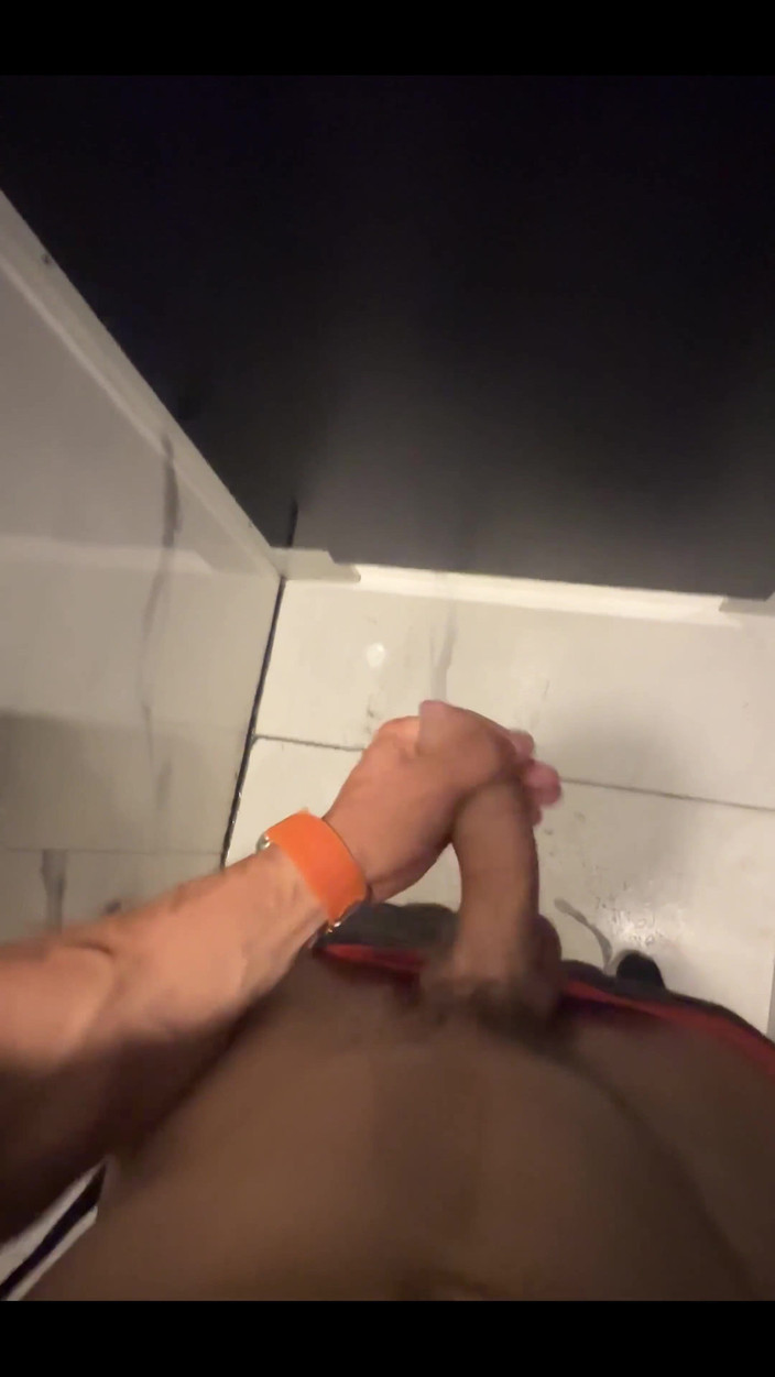 Max_Russell: Aku sudah lama tidak di toilet mall.