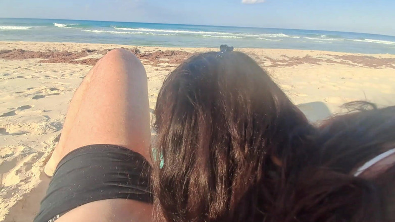 LauraOnHeels: MILF chupa um pau engolindo esperma na praia ponto de...