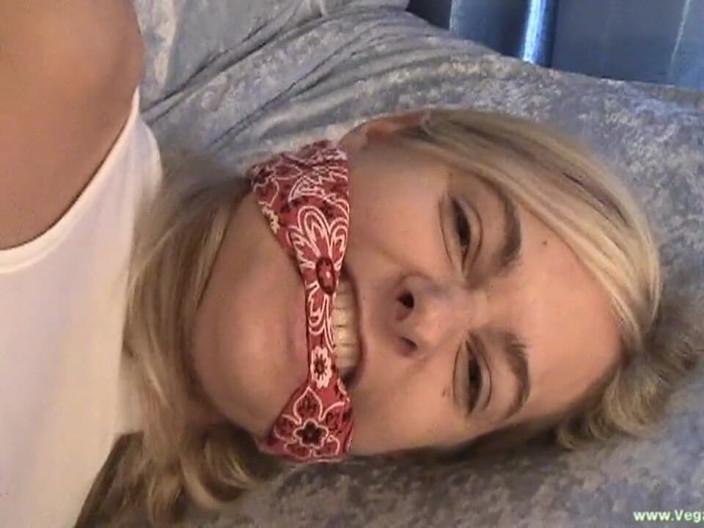 Spungy Gunk Films: Blond suka ma kilka niewoli w trudnej sytuacji