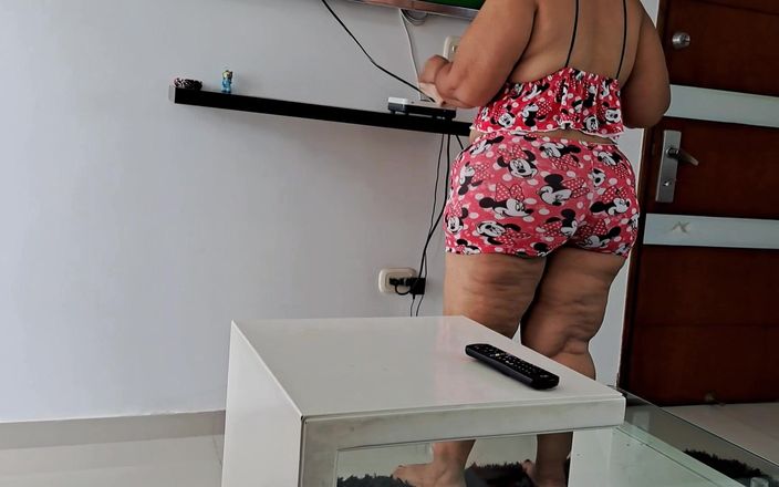 MILF Brandy: Une belle-mère se déshabille en faisant le nettoyage
