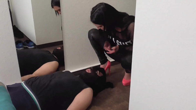Femdom Austria: Penderaan kaki yang tidak pernah berakhir untuk karpet memijak manusia