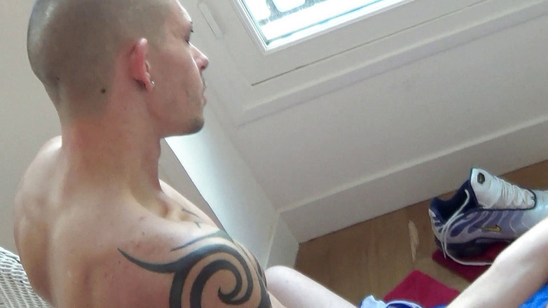 Gaybareback: Sneakerboy fuck at home