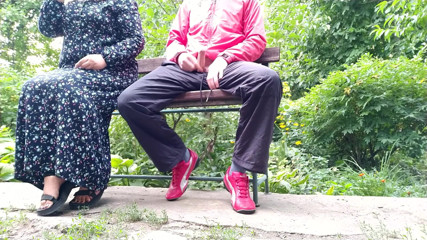 OurFetishLife: Gorąca milf szarpie dużego kutasa do szklanki w parku na ławce