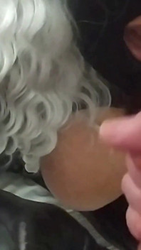 Milf tetona disfruta chupando tres pollas que le llenan la boca de mucho esperma caliente.