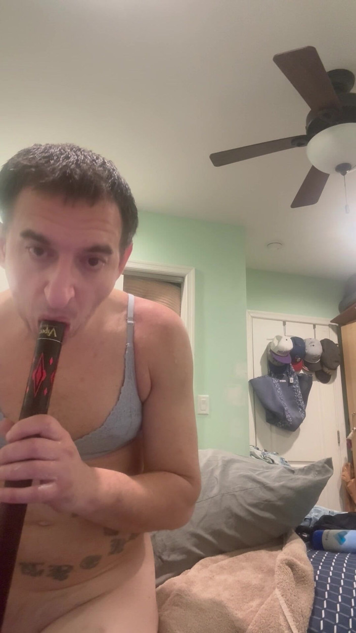 TakeMe35: Kadın kılıklı kendi götünü sikiyor