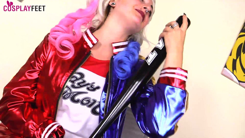 Feet & Cosplay: Medusa 金发女郎穿着黑色尼龙袜的哈雷奎恩角色扮演服装看起来火辣