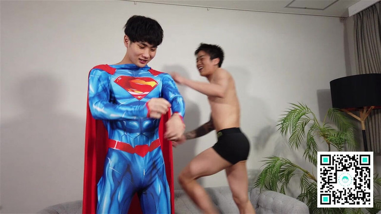 Mochi Boys: Superman x Spiderman en juego de roles de vestuario