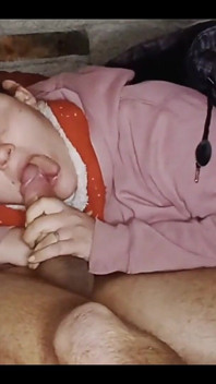 彼はミルクを欲しがり、私はそれを彼にあげます