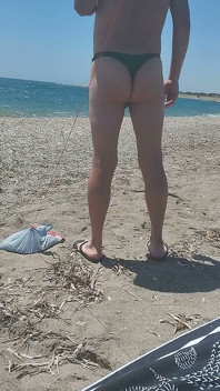 Jag älskar att vara på stranden i stringtrosa och bli sedd