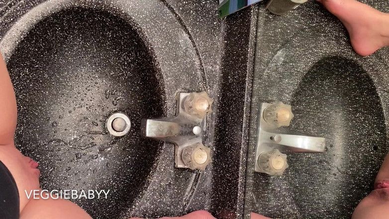 Veggiebabyy: Pișându-se în chiuveta mea pentru o zi