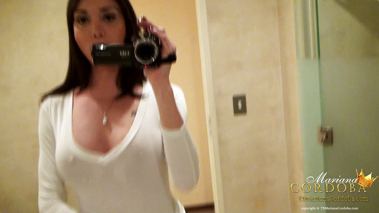 Ultra Shemales: Mariana Cordobas巨大的变性人鸡巴被吮吸