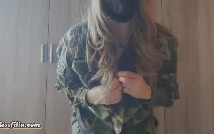 Miss Filia: Askeri üniformalı orta yaşlı seksi kadın striptiz dansı göt göğüslerini ve...