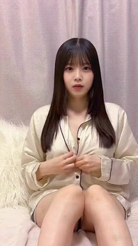 Aku merekam videoku yang lembut dan pemalu lagi asik muasin diriku sendiri.