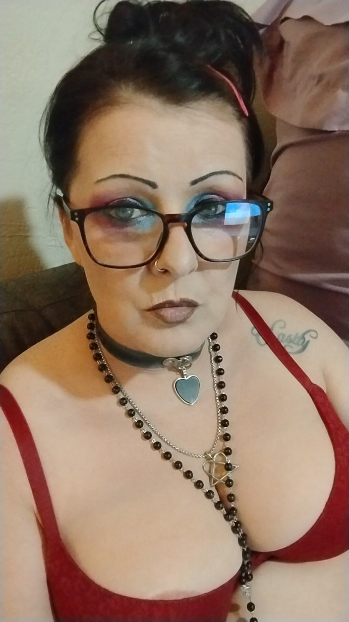 Abby Anna: MAMĂ SEXY FUMÂND ÎN SUTIEN