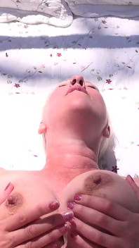 Auntjudys - La Amiga De Tu Madrastra Maggie Moon Te Pilla Viéndola Tomando El Sol En El Patio Trasero