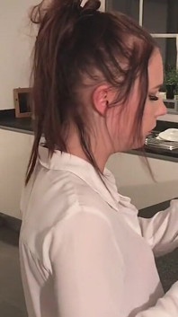 부르주아 여성이 퇴근 후 엉덩이를 자위한다