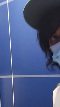 Un Minet Gay Pisse, Se Masturbe Et Éjacule Dans Toilettes.
