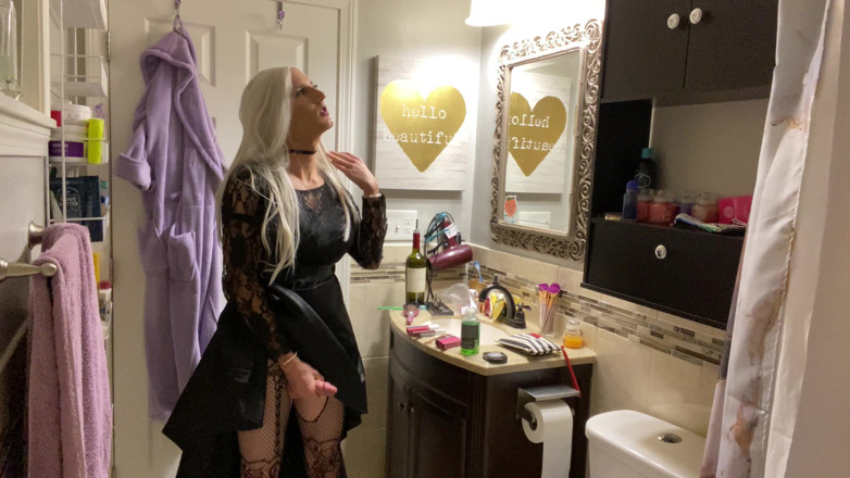 Sissy Bailey Wilde: Emo Crossdresser Puts on Buttplug and Jerks off