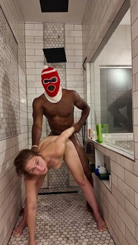 Pantat bahenol cewek jalang ini dientot habis-habisan sama kontol besar pria kulit hitam di kamar mandi