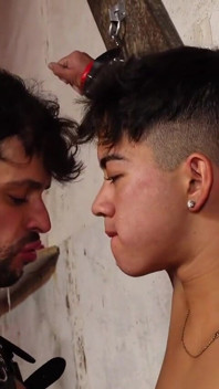 Ayah panas mengongkek twink comel dengan mainan besar dan mengeringkan telurnya!