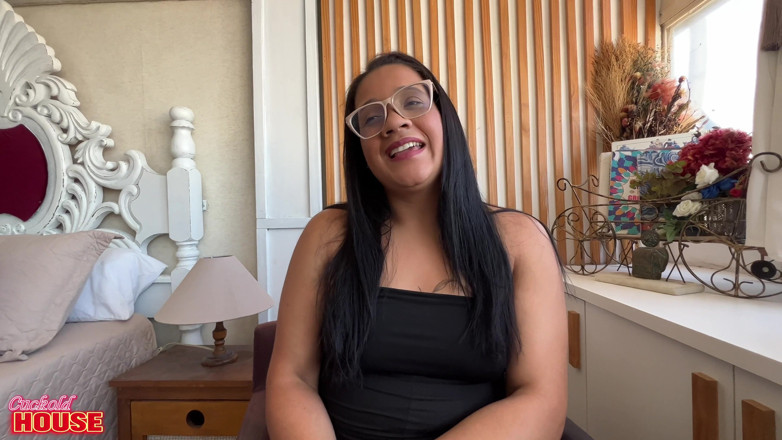 CuckoldHouse: Ракель, сором'язлива брюнетка, яка справді неслухняна, коли прийшов час віддати їй дупу