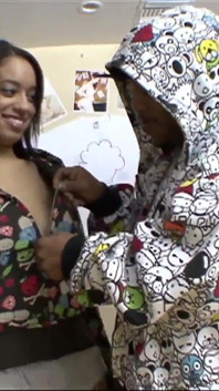 Międzyrasowe porno z Isabellą Amour 18-letnia dziwka z małymi naturalnymi piersiami jest gotowa do rozbicia przez BBC