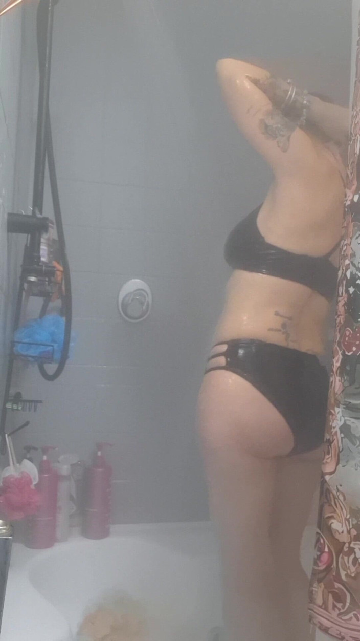 Natasha Love: İş duşu için güvenli