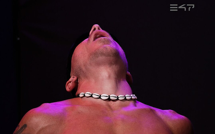 Edger9000: Guy 47 - Fã desfiada com um martelo de 8" quer experimentar minha...