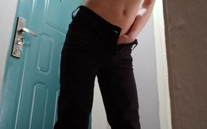 Lesbian-candys: Сексуальна худа брюнетка в вузьких джинсах мастурбує волохату кицьку