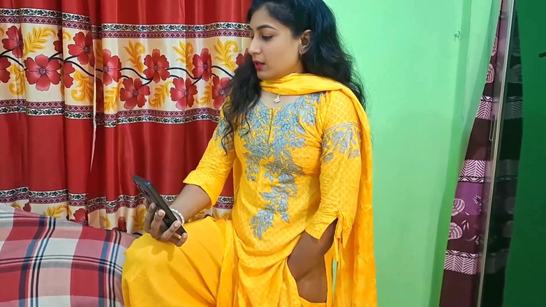 Laila xxx porn169: Sora mea vitregă desi își futea cu degetul pizda, am ajutat-o...