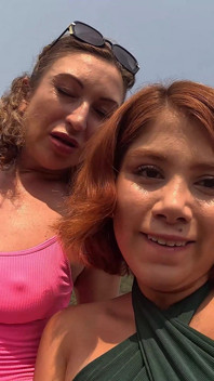 Mojando jeans juntos en una caminata descalza
