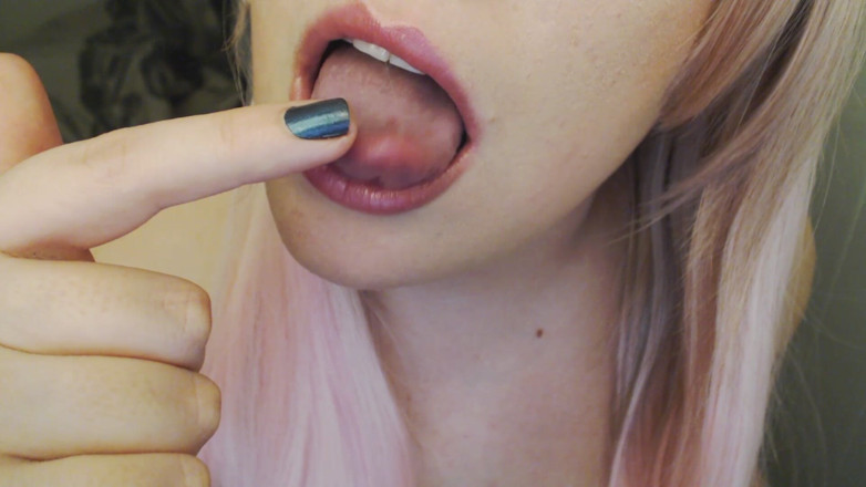 Scarlet Vixen: Blonde Hottie Tongue Fetish