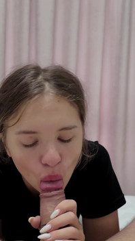 Excitée après la soirée, elle est couverte de sperme après une pipe profonde
