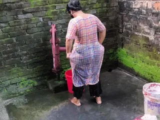 Vedo la mia ragazza fare il bagno dopo il quale l'ho abbracciata e ho iniziato a scoparle il culo