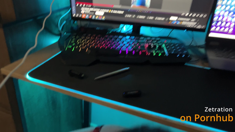 Zetration: POV: 私がストリーミングしている間、彼女は私に抵抗できなかった - 机の下で喉を犯された