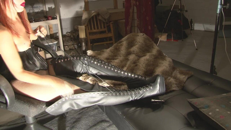 SophiaSylvan: Amarrando minhas novas botas de couro na coxa - HD!