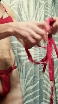Crossdresser si cewek seksi dengan baju merah seksi lagi pakai baju