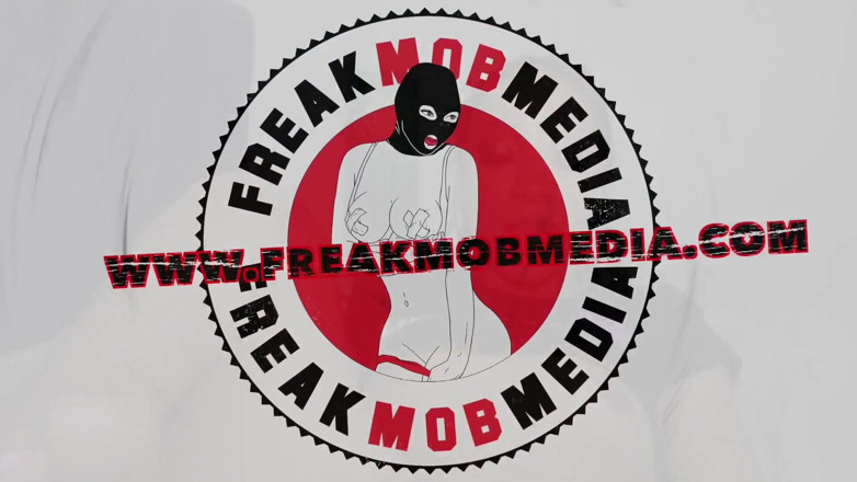Freak Mob Media: Petite Baddie Dá Com Os Pés E Recebe Gozada Interna