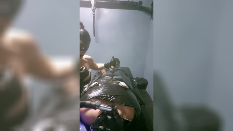 Madame Moira Dominatrix: El Esclavo Indefenso Sufre Con Una Máscara Respiratoria Durante Una...