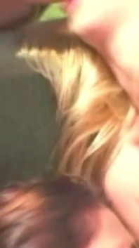 Doyumsuz orta yaşlı seksi kadınlar şanslı delikanlının zonklayan yarağını azdırıyor