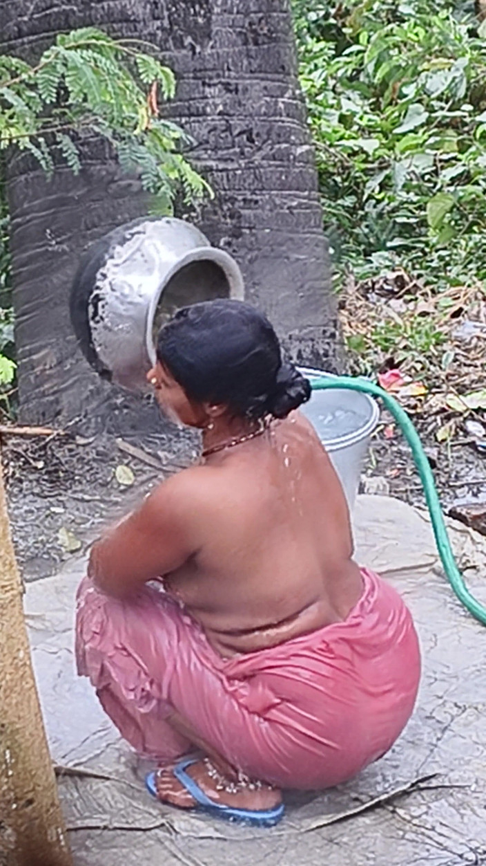 Xxxirc: Sexy india bañándose en baño abierto