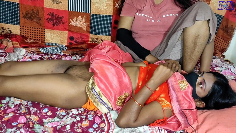 DeepReenu123: Desi India Bhabhi Ne Saree Pahanker Apni Bur Apne Teman...